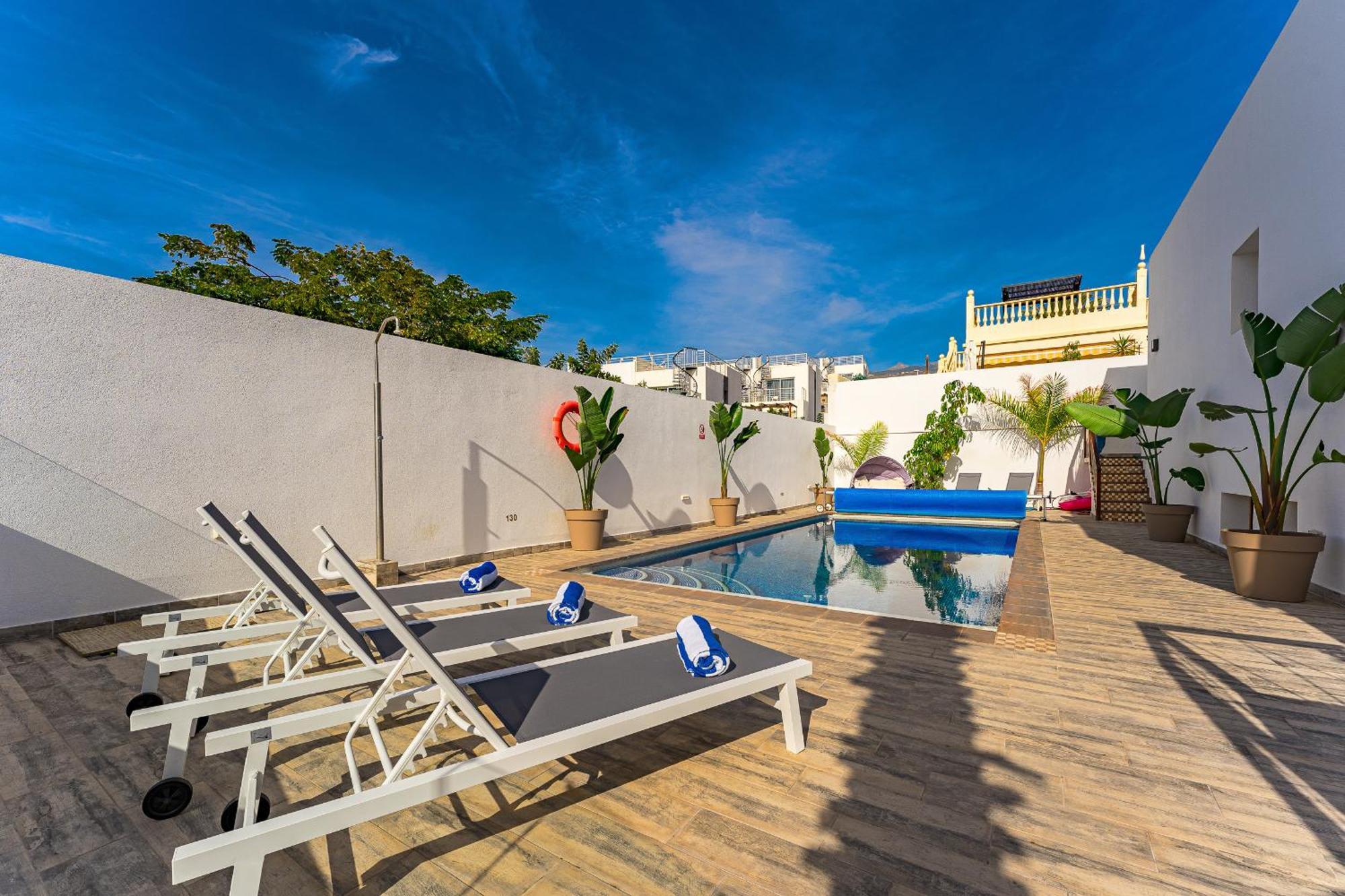 Fabulous Contemporary 5 Bedroom Villa With Private Heated Pool, Sleeps Max 13 Кальяо-Сальвахе Экстерьер фото