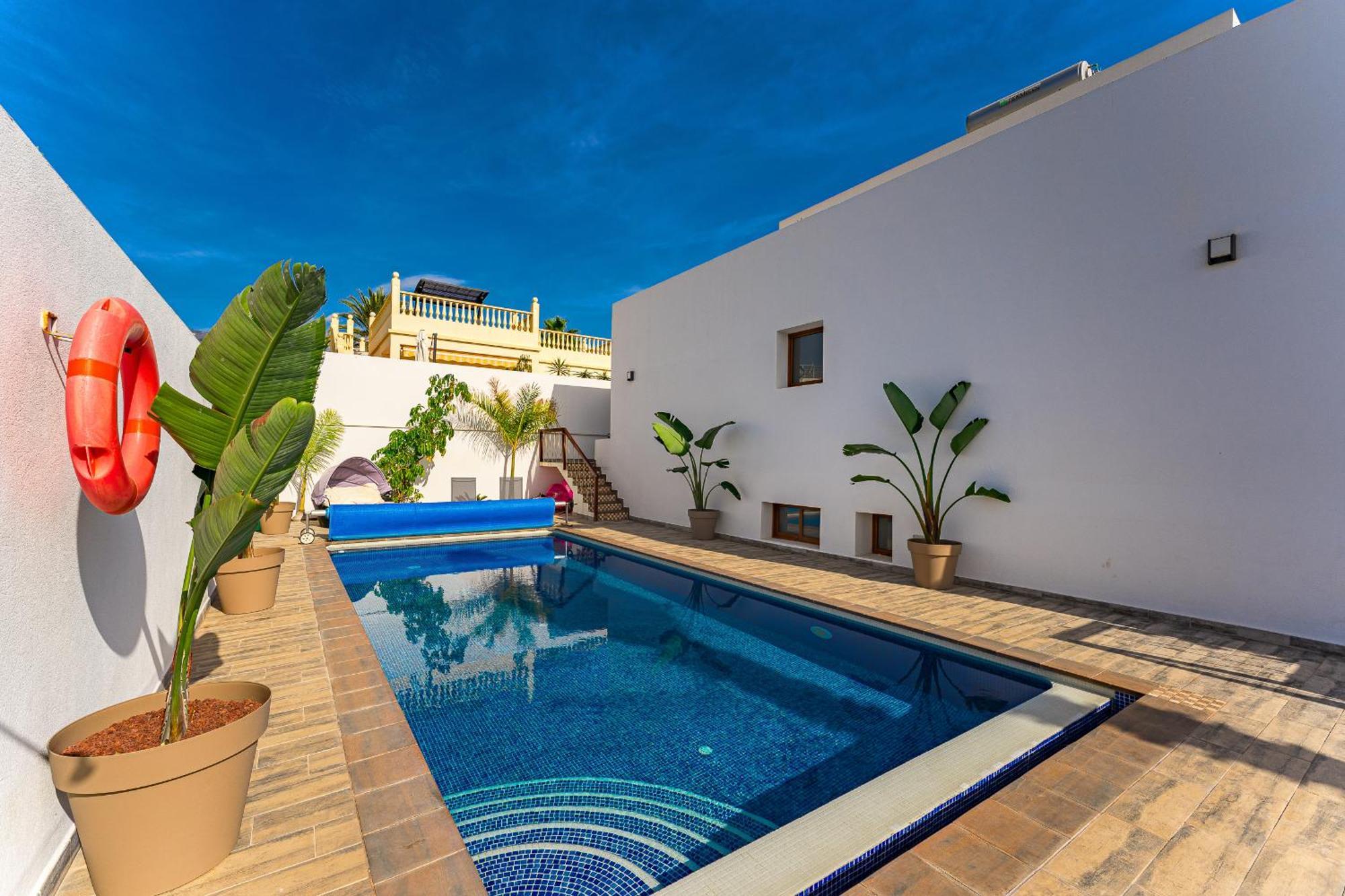 Fabulous Contemporary 5 Bedroom Villa With Private Heated Pool, Sleeps Max 13 Кальяо-Сальвахе Экстерьер фото