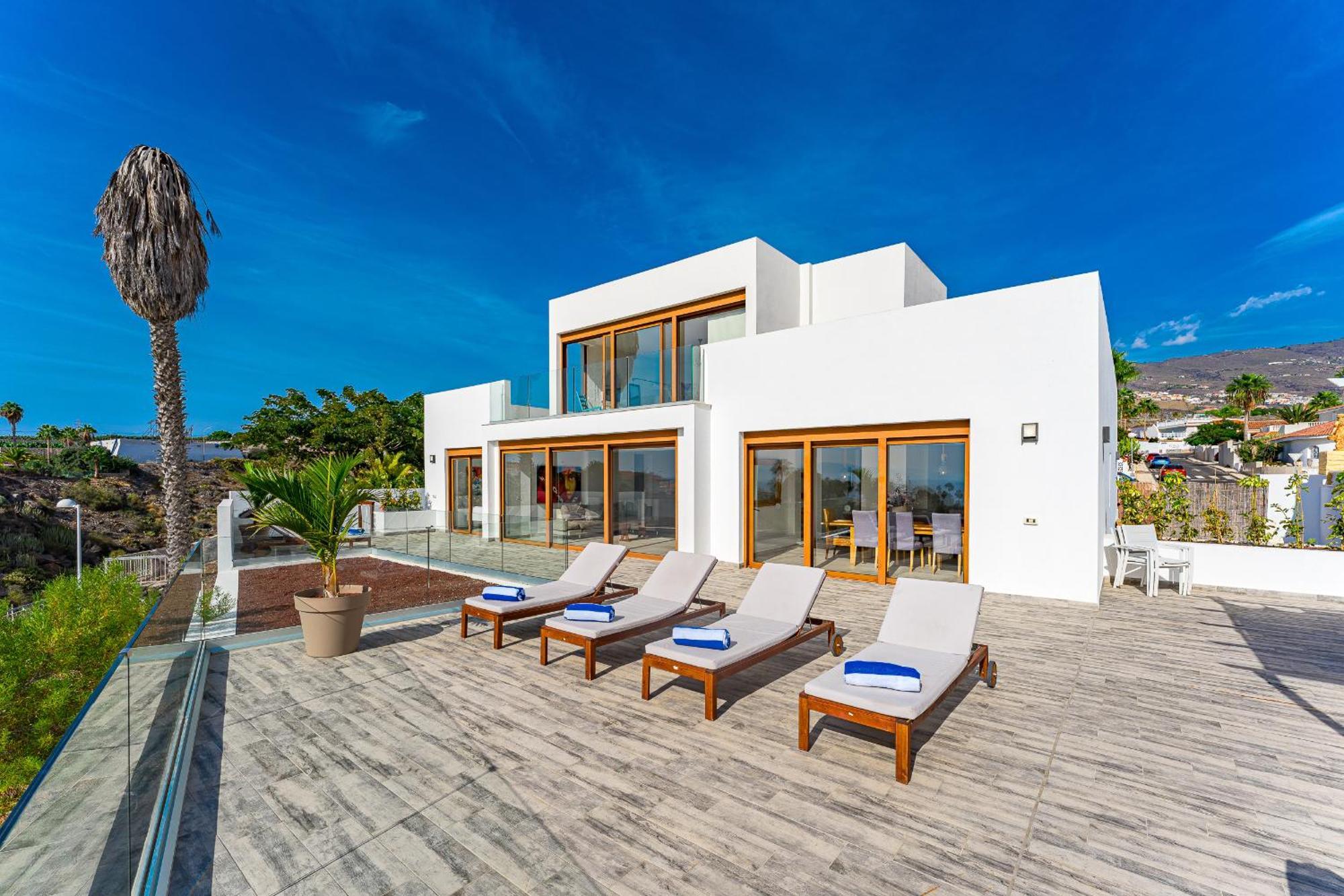 Fabulous Contemporary 5 Bedroom Villa With Private Heated Pool, Sleeps Max 13 Кальяо-Сальвахе Экстерьер фото